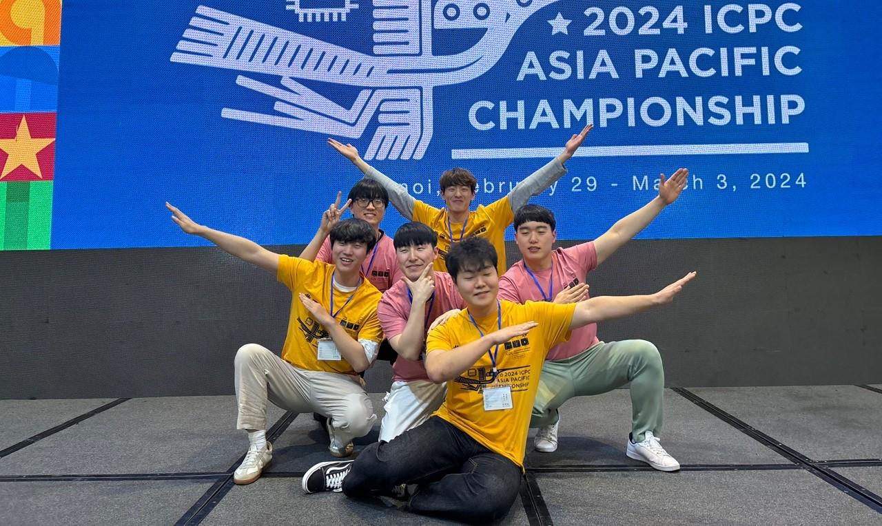 2024 ICPC 아시아 태평양 챔피언십에 참가한 모르고리즘 동아리원들