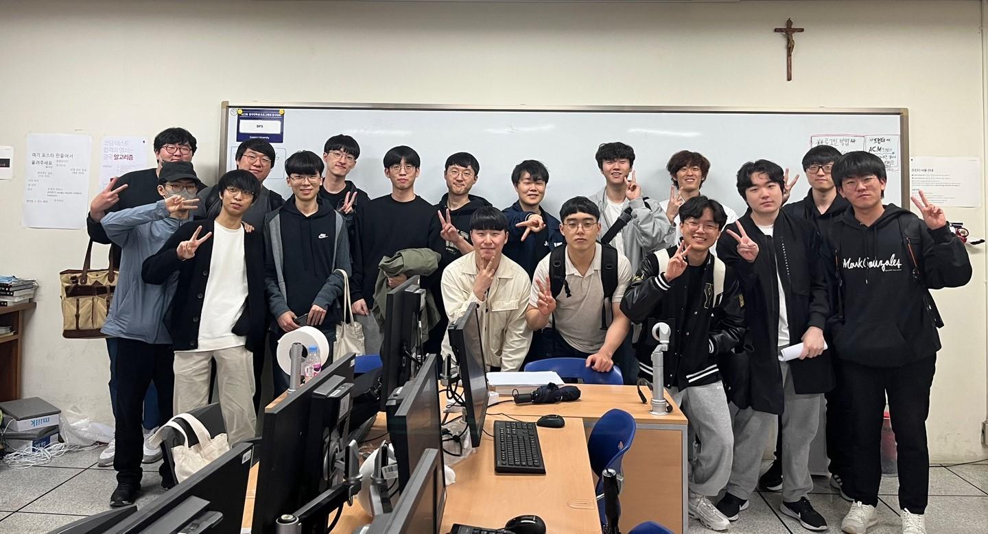 강의실 화이트보드 앞에 모인 정기 세션 참가자들